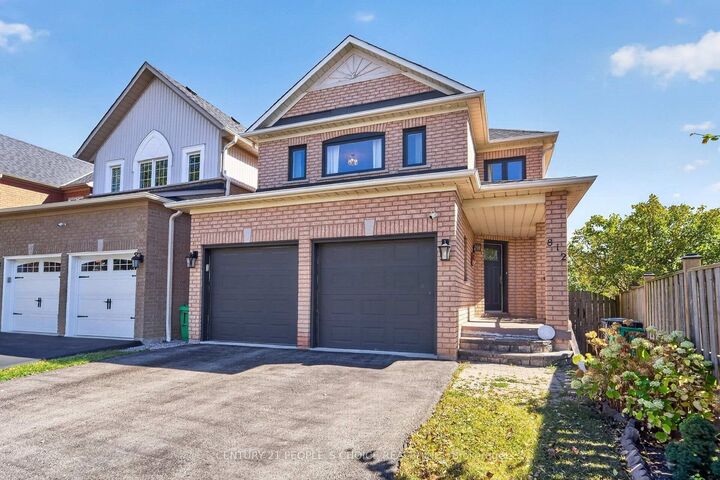 Property Photo:  812 Knotty Pine Grove  ON L5W 1K5 