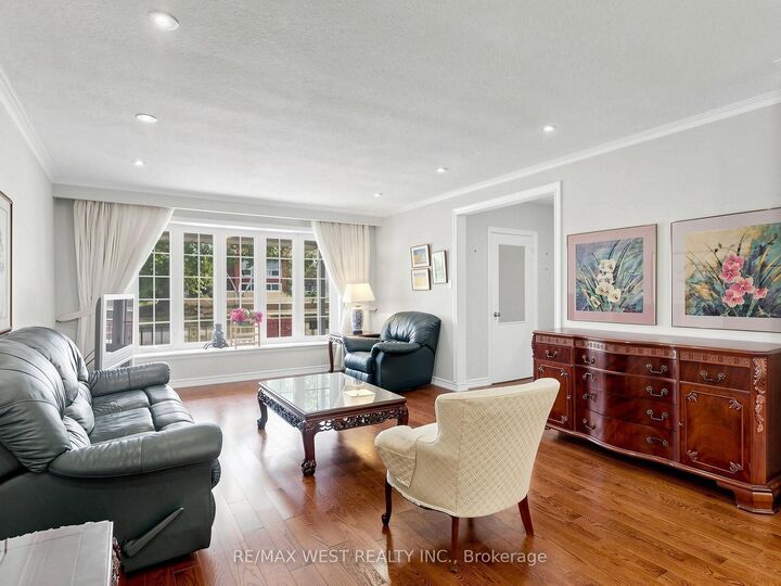 Property Photo:  41 Burnview Crescent  ON M1H 1B4 