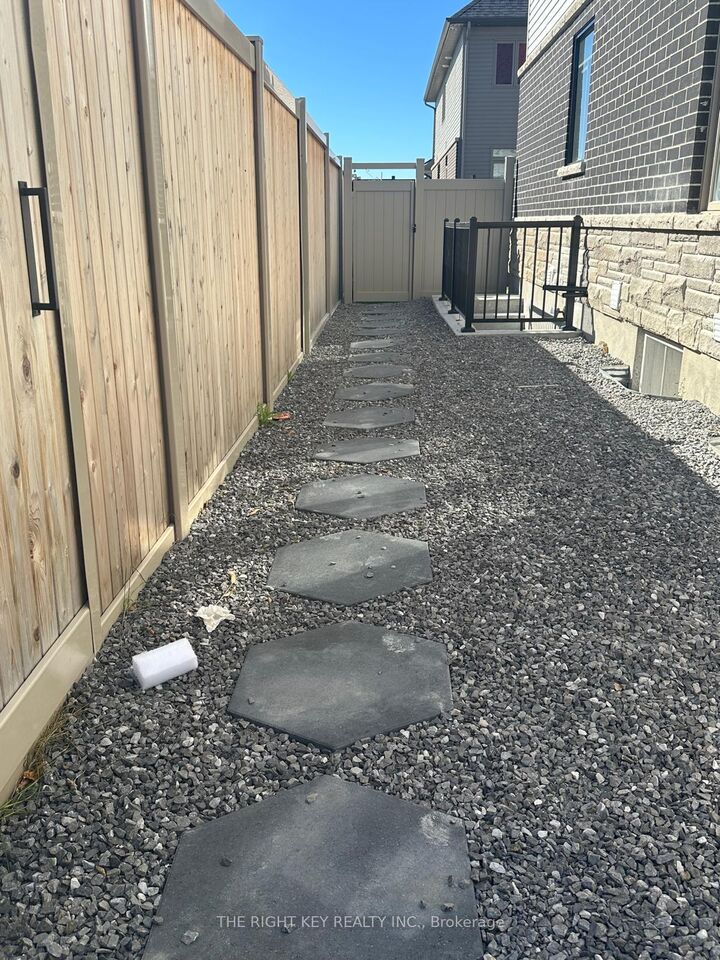 Property Photo:  419 Shuttleworth Dr Drive  ON K1T 0V4 