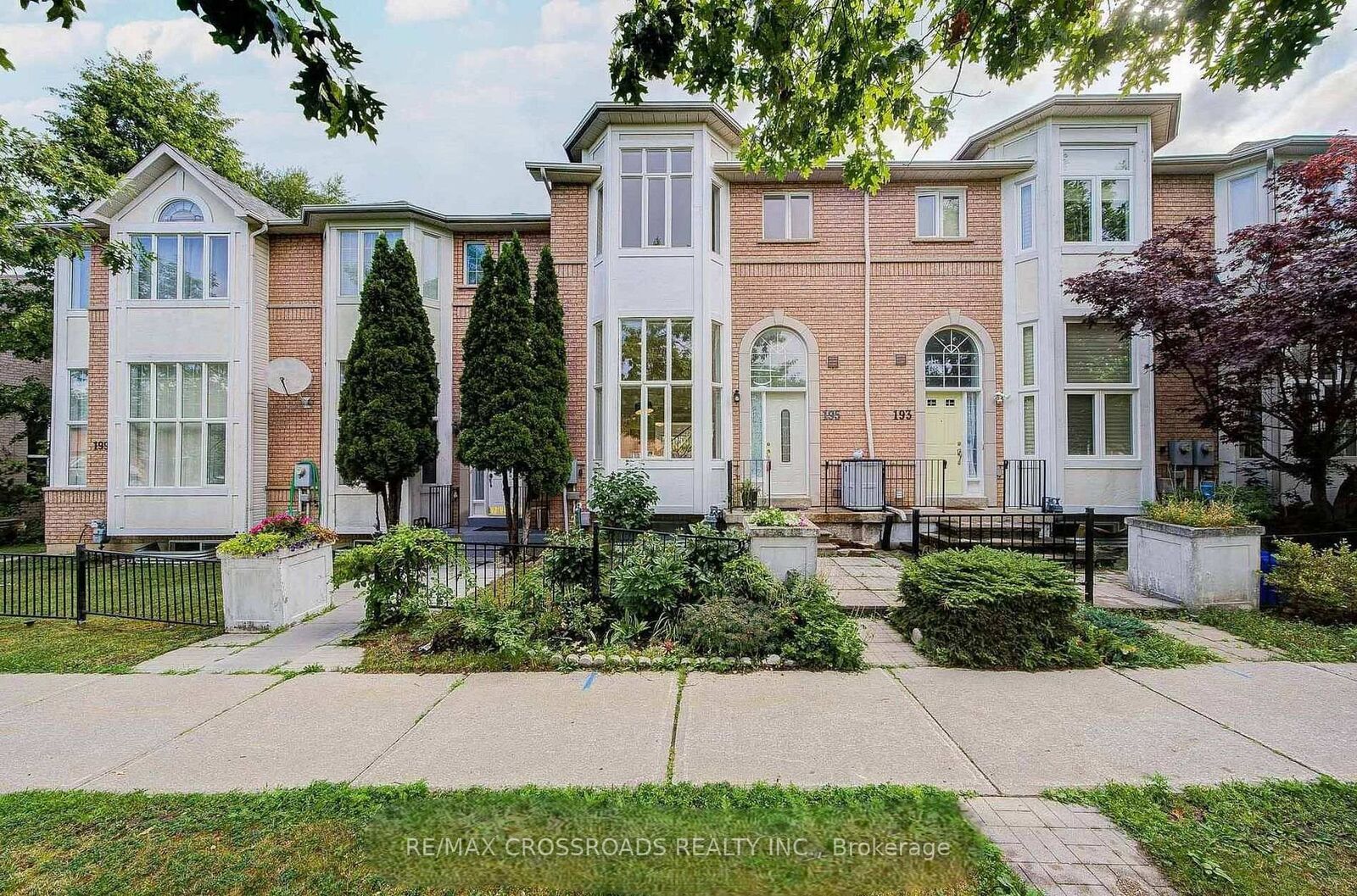 Property Photo:  195 Shirley Drive  ON L4S 1T3 