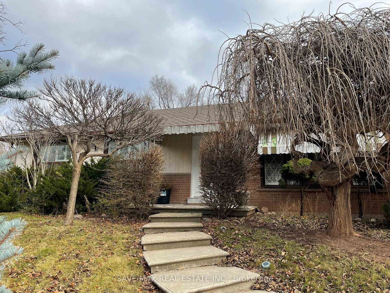 Property Photo:  561 Weir Avenue  ON L6L 4X3 