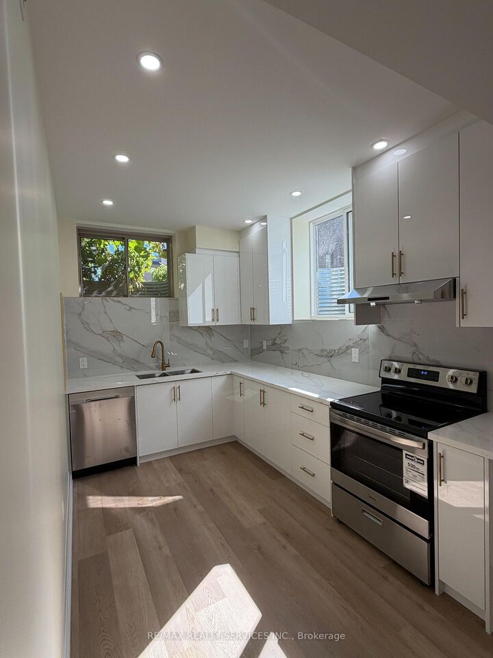 Property Photo:  1324 Peony Path Lower  ON L6H 7Z7 