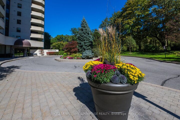 Property Photo:  75 Wynford Hts Crescent 302  ON M3C 3H9 