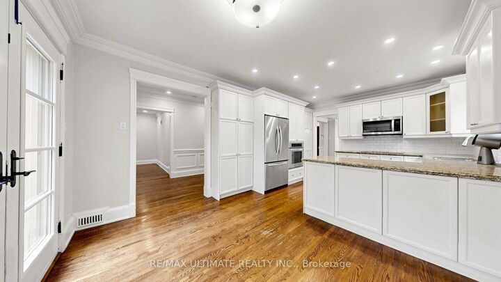 Property Photo:  776 Spadina Road  ON M5P 2X6 