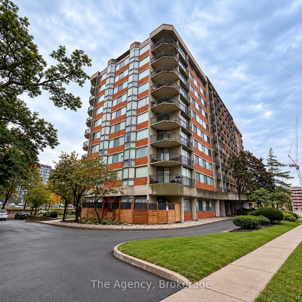 Property Photo:  2200 Sherobee Road 201  ON L5A 3Y3 