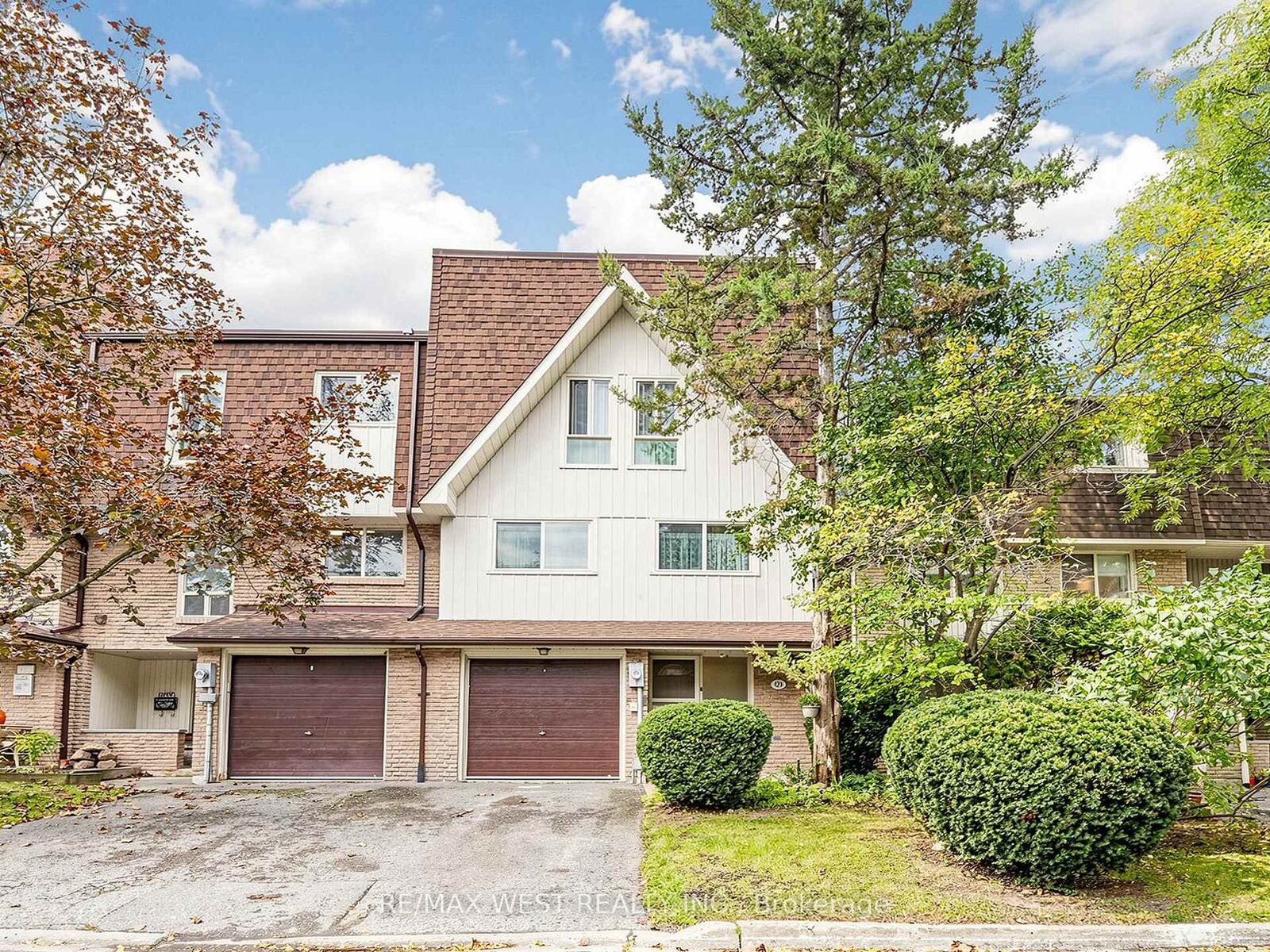 Property Photo:  121 Poplar Crescent 44  ON L4G 3M4 