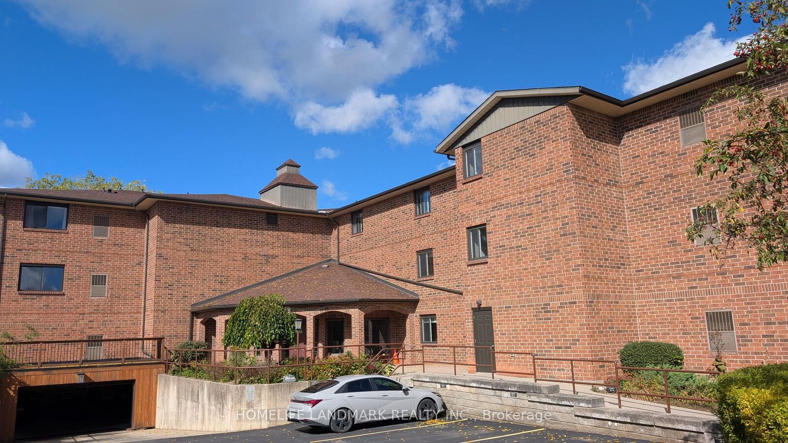 Property Photo:  4 Albert Street 106  ON N1R 3M4 