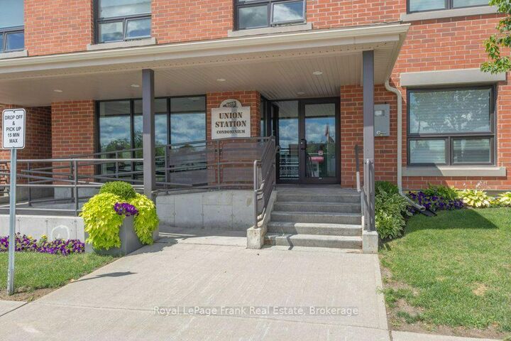 Property Photo:  58 Glenelg Street W 103  ON K9V 0M9 