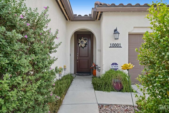 Property Photo:  10001 Sentinel Peak Place  CA 93311 