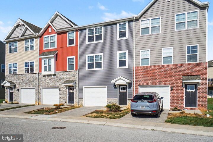 Property Photo: 813 Schooner Lane PA 17050
