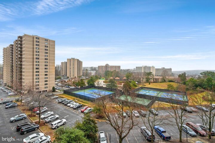 Property Photo: 307 Yoakum Parkway 703 VA 22304
