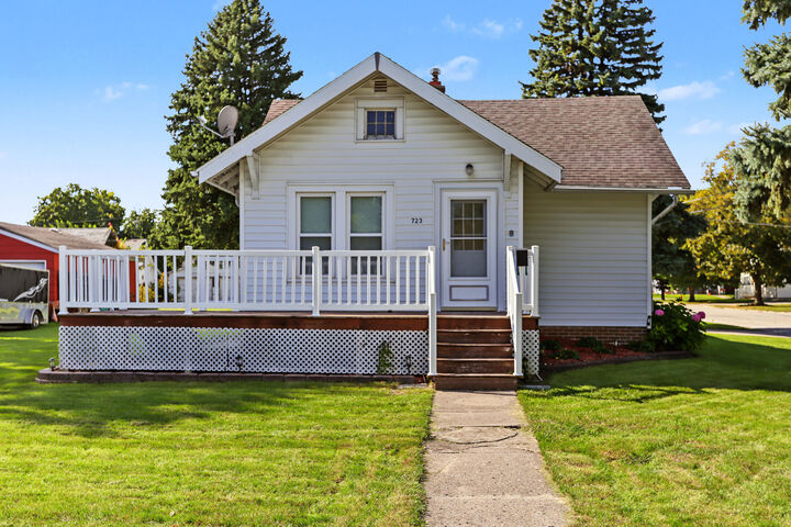 Property Photo: 723 Elm Avenue IA 50248