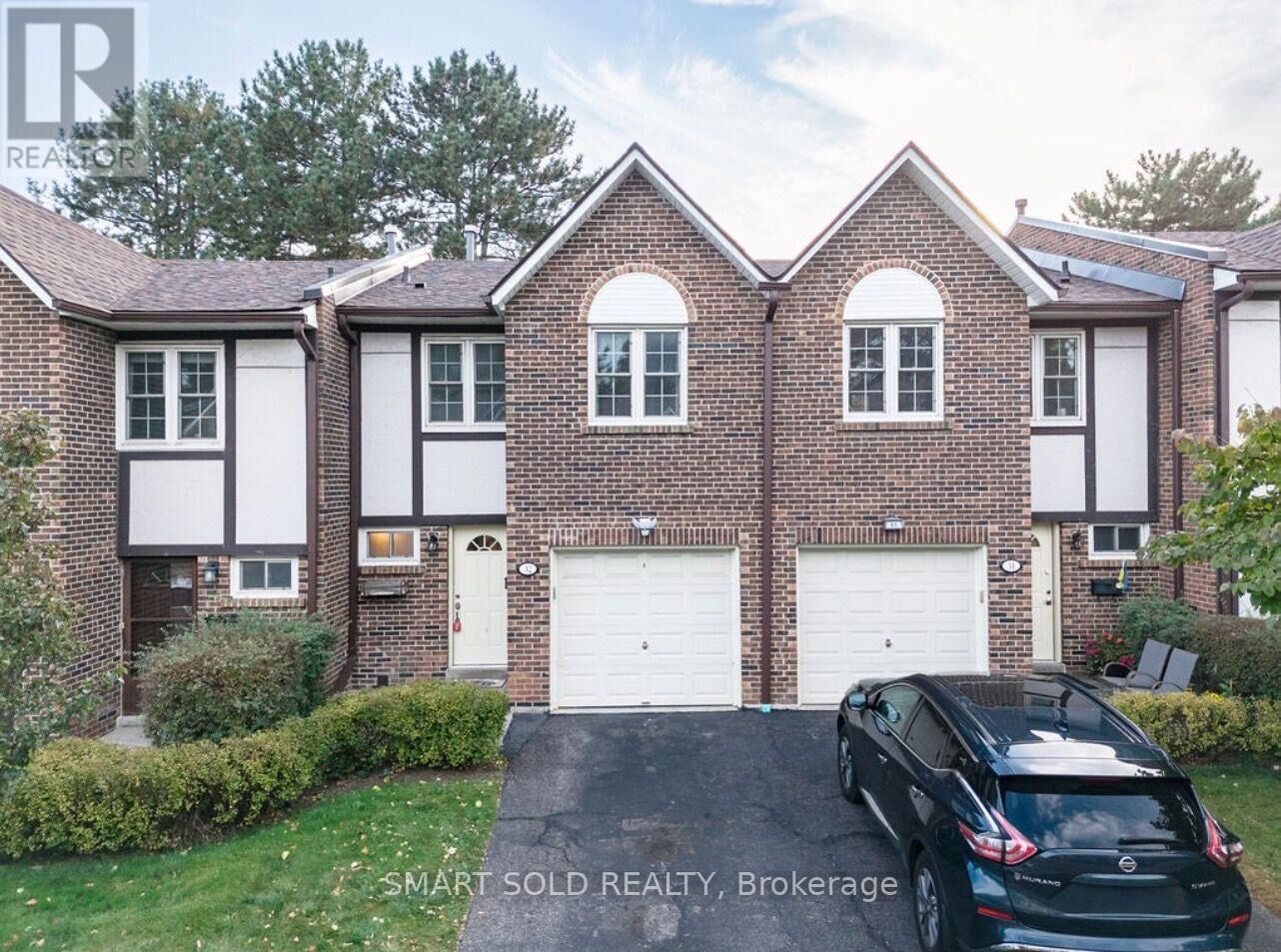 Property Photo:  2120 Rathburn Road East 32  ON L4W 2S8 