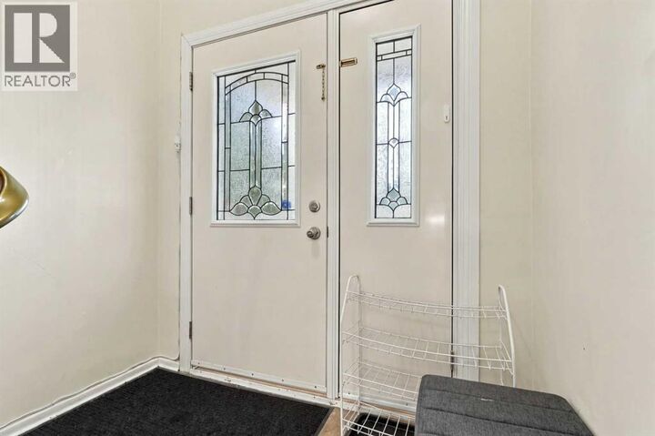 Property Photo:  3102 38 Street Southwest  AB T3E 0T2 