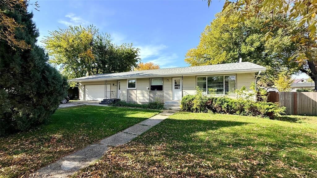 Property Photo: 215 Broadway Street South MB R0M 0M0