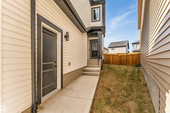 Property Photo:  1428 11 Avenue NW  AB T6T 2W4 