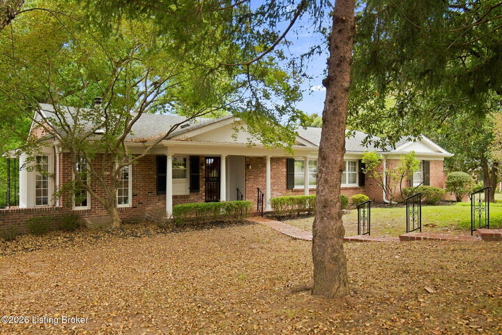 Property Photo:  5204 Tomahawk Rd  KY 40207 