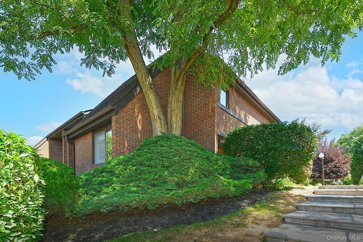 Property Photo:  19 Frost Pond Drive  NY 11576 