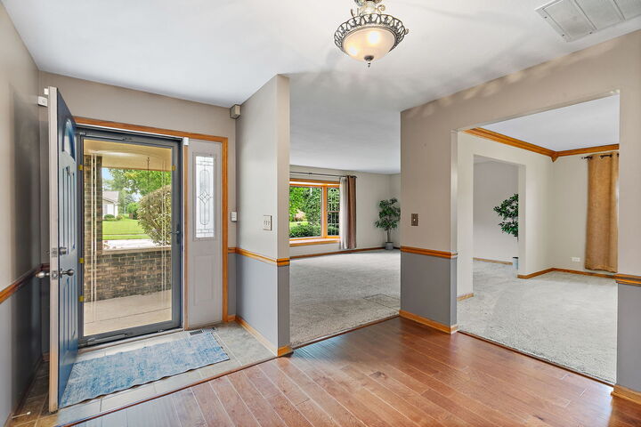 Property Photo:  104 Millis Lane  IL 60193 