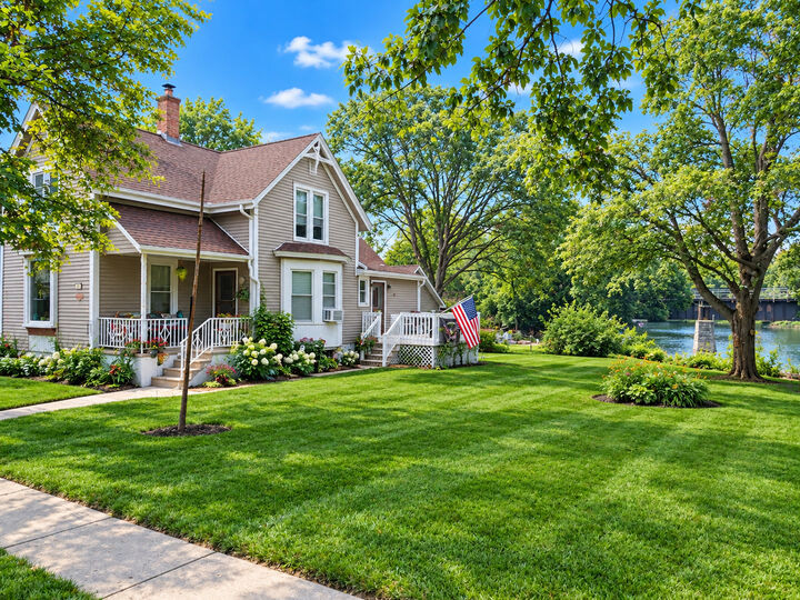 Property Photo: 20 Division Street IL 60102