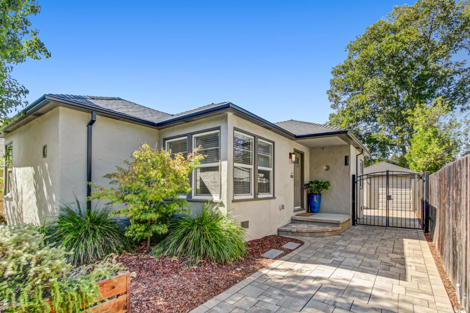 Property Photo:  2240 33rd Street  CA 95817 