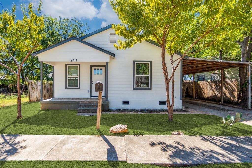 Property Photo: 2711 Springdale Street TX 75210