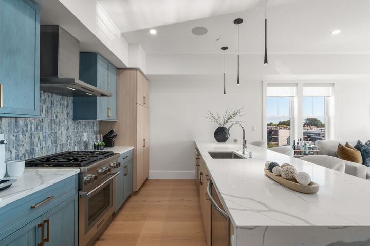 Property Photo:  527 East 7th Street Ph7  MA 02127 