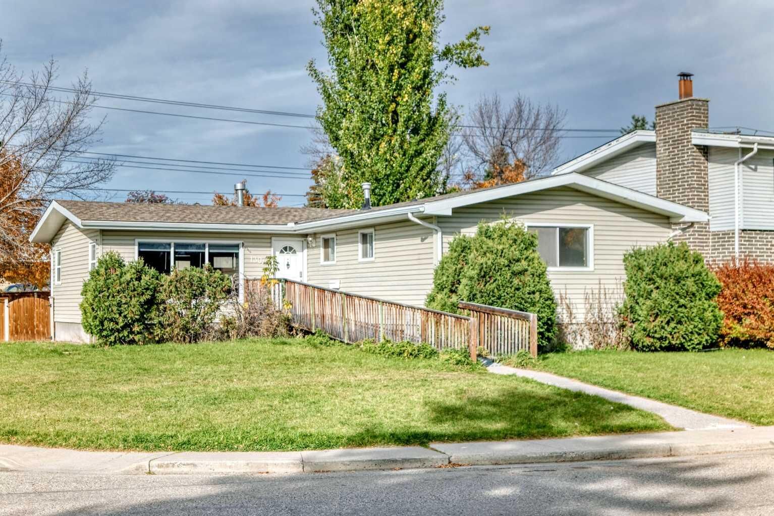 Property Photo:  1304 107 Avenue SW  AB T2W 0B9 
