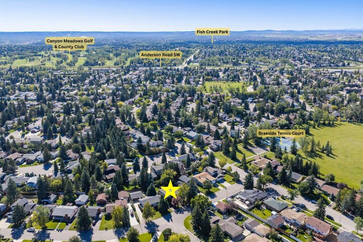 Property Photo:  544 Brookmere Crescent SW  AB T2W 2R4 
