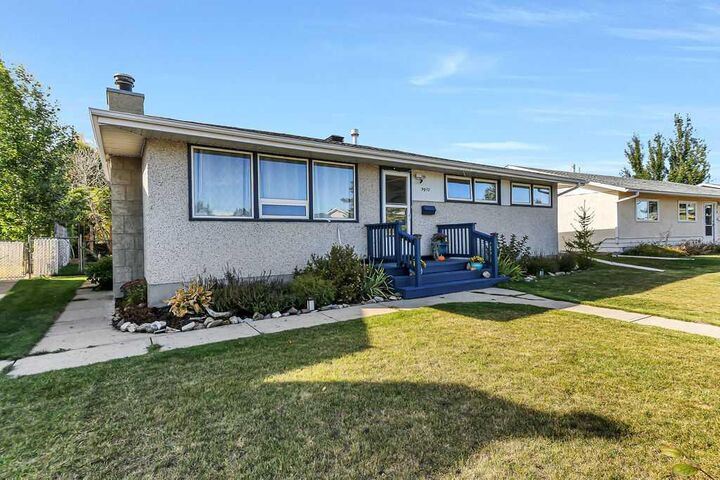 Property Photo:  5912 West Park Crescent  AB T4N 1G1 