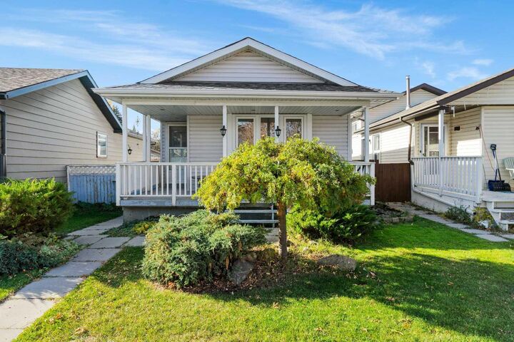 Property Photo:  921 Erin Woods Drive SE  AB T2B 2X1 