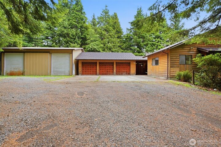 Property Photo: 1736 State Route 101 WA 98624