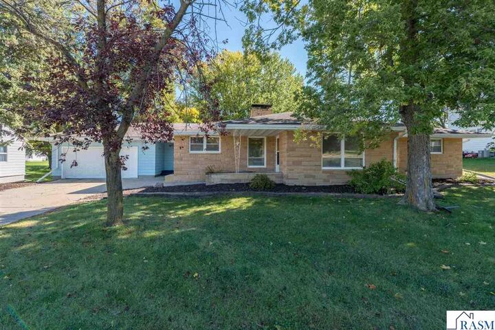 Property Photo:  605 N Market Street  MN 56048 