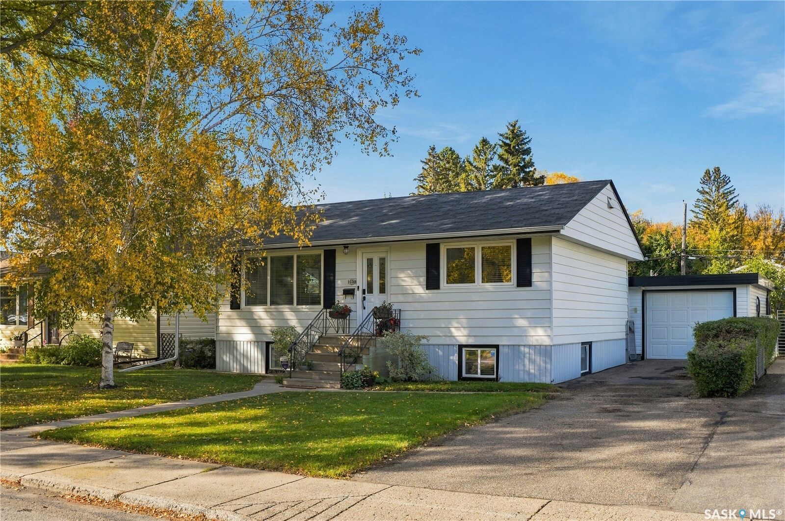 Property Photo:  1333 M Avenue S  SK S7M 2R4 
