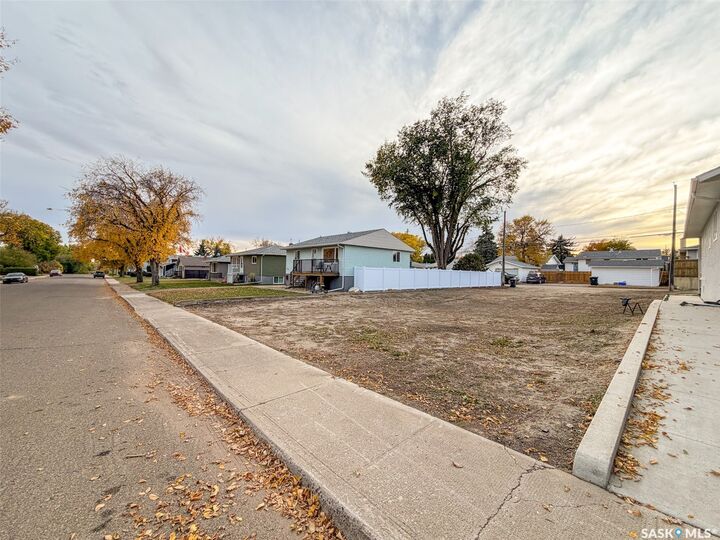 Property Photo:  262 14th Avenue NE  SK S9H 2W7 