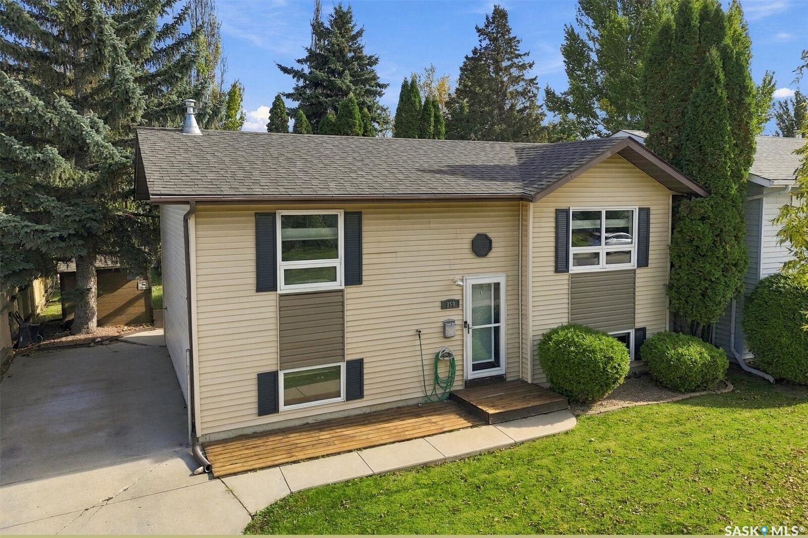 Property Photo:  359 Sebestyen Crescent  SK S7K 6W2 