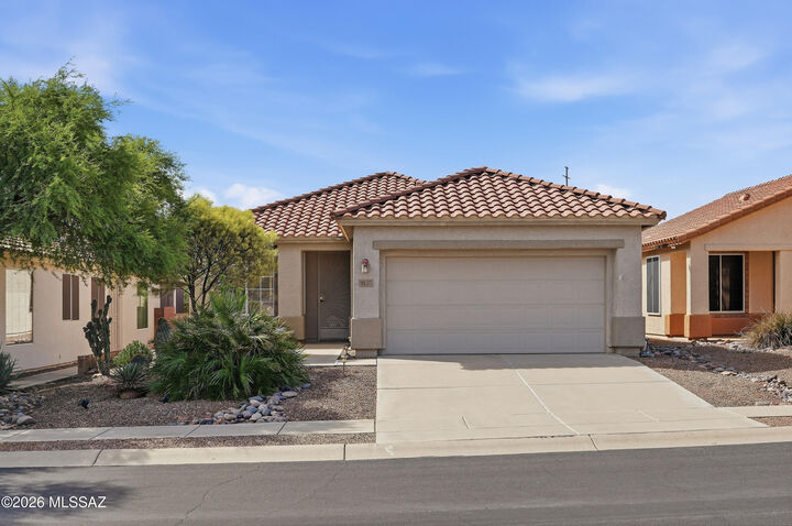 Property Photo: 8127 W Cottonwood Wash Way AZ 85743