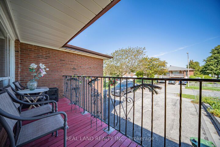 Property Photo: 37 Pawnee Avenue ON M2H 3C6