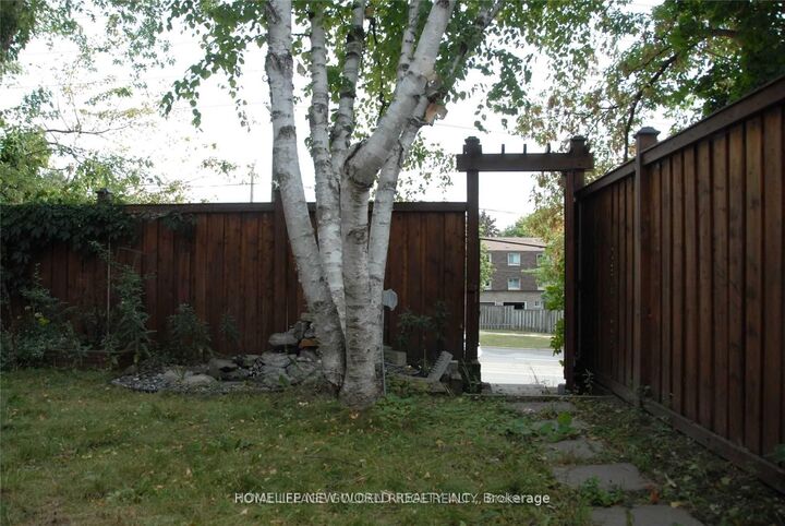 Property Photo:  39 Aberfeldy Crescent Bsmt  ON L3T 4C1 