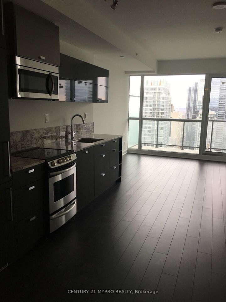 Property Photo:  290 Adelaide Street W 3706  ON M5V 0P3 
