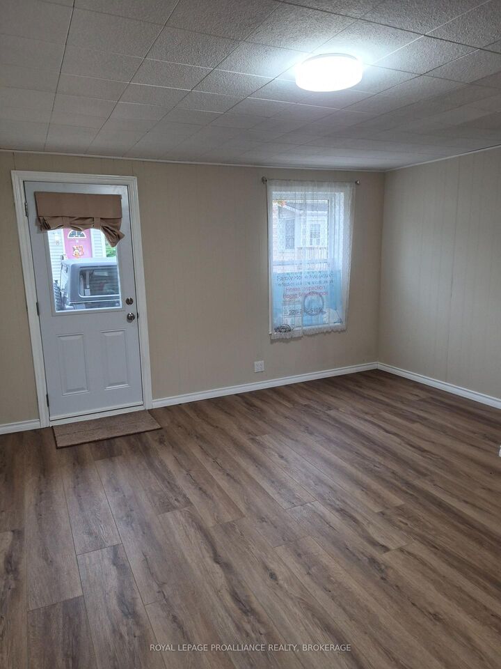 Property Photo: 7 Dales Avenue ON K6V 5G9