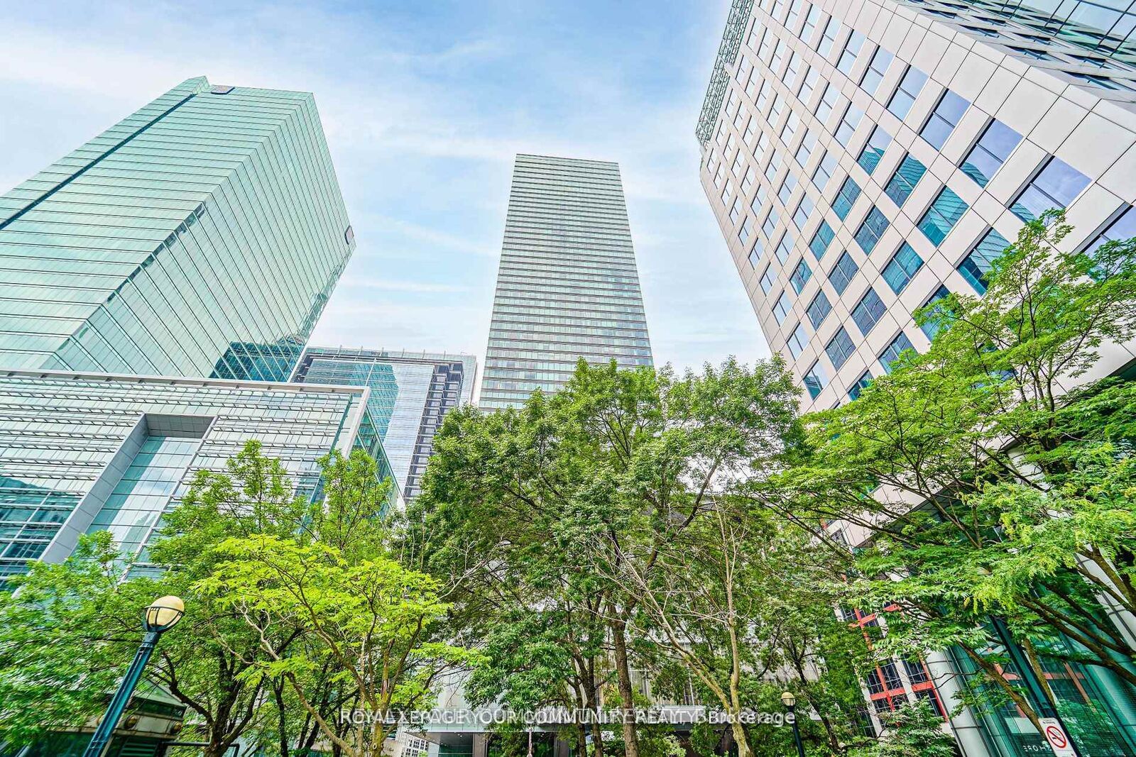 Property Photo:  183 Wellington Street W 3903  ON M5V 0A1 
