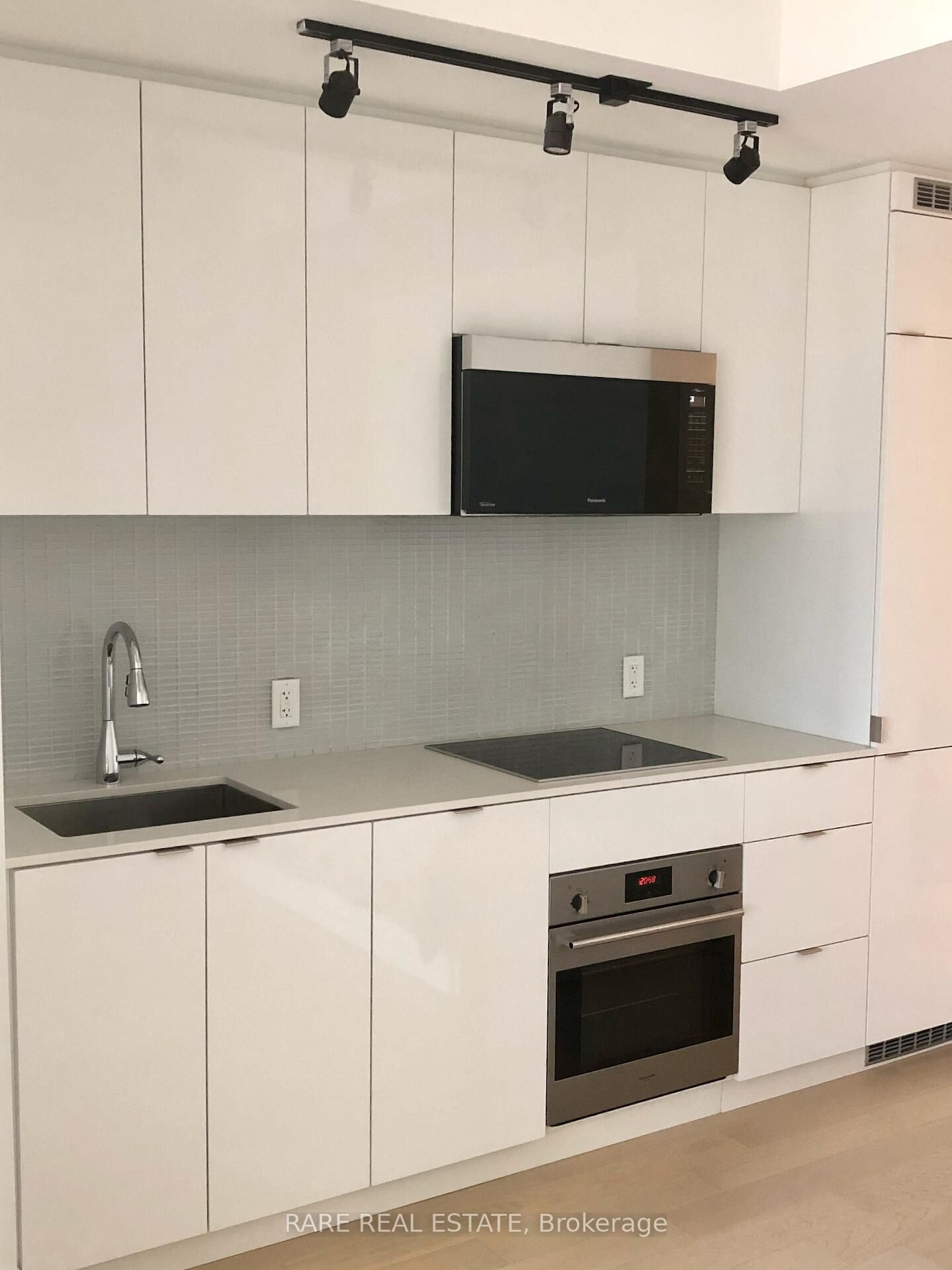 Property Photo: 7 Grenville Street 1012 ON M4Y 1A1