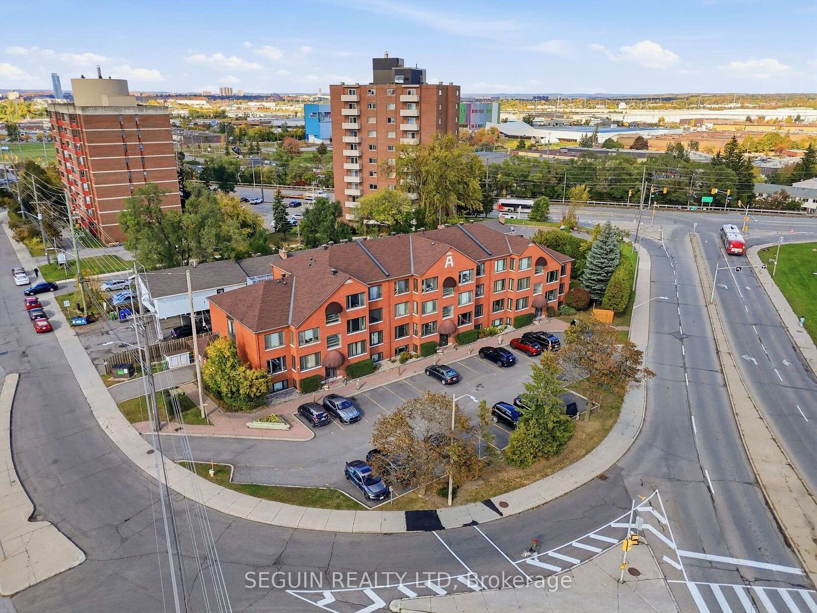 Property Photo:  1974 St Laurent Boulevard 302  ON K1G 4L5 