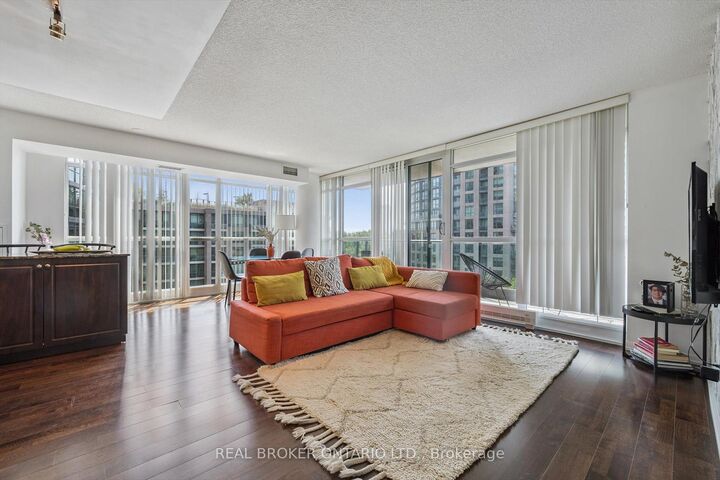 Property Photo:  209 Fort York Boulevard 683  ON M5V 4A1 