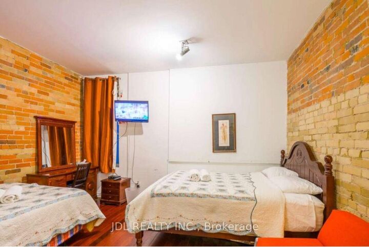 Property Photo:  118 Shuter St Street Masterbedroom A 2nd Floor  ON M5A 1V8 