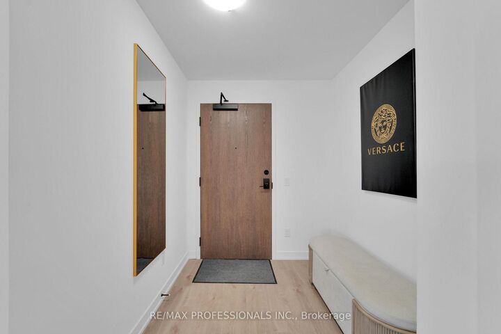 Property Photo:  1035 Southdown Road 1402  ON L5J 0A2 