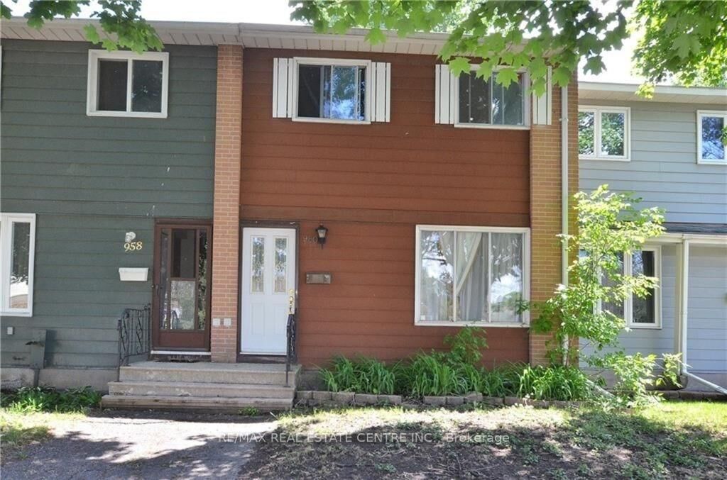 Property Photo:  960 Meadowlands Drive  ON K2C 0K3 