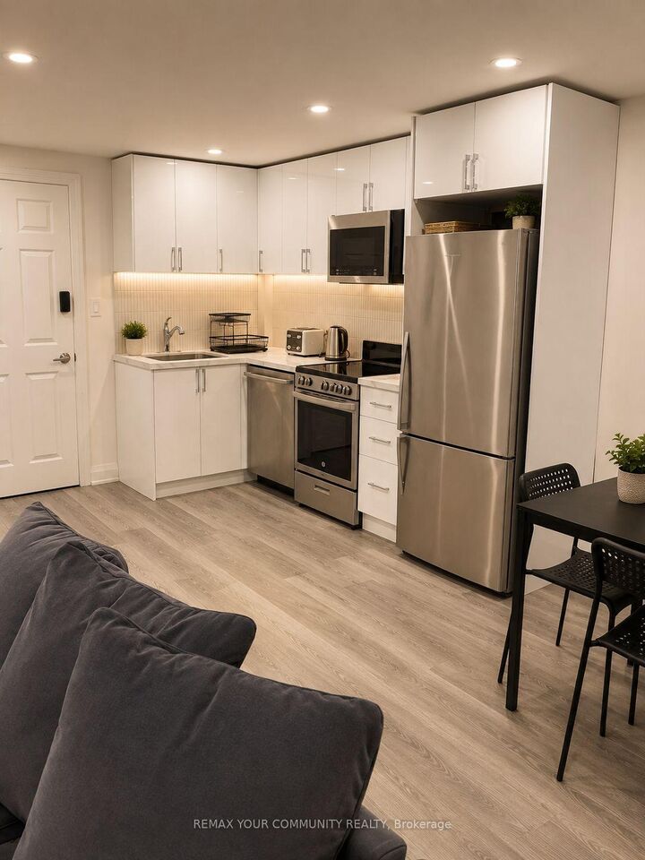 Property Photo:  243 Orchard Heights Boulevard  ON L4G 5A2 