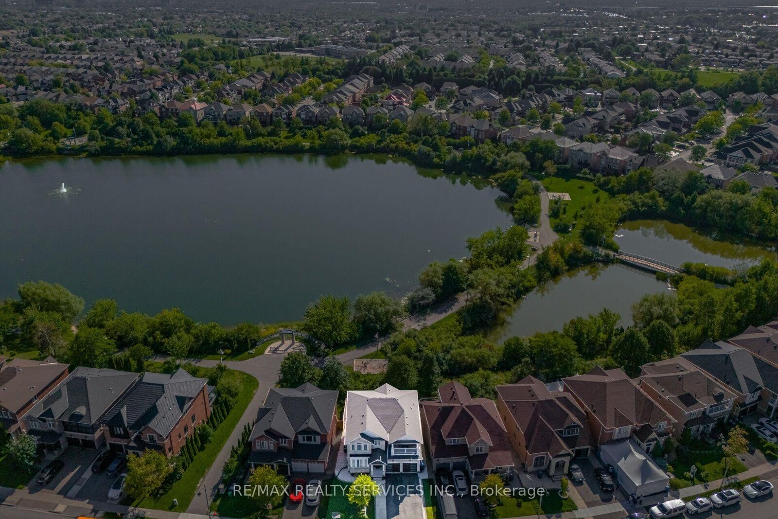 Property Photo: 68 Southlake Boulevard ON L6V 4P1